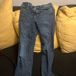 Dark blue skinny jeans.